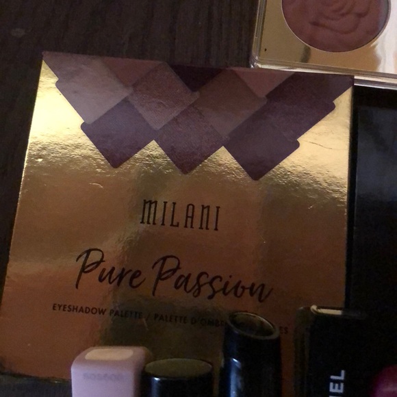 Cosmetics, one chanel 👄 brand new - Picture 3 of 5